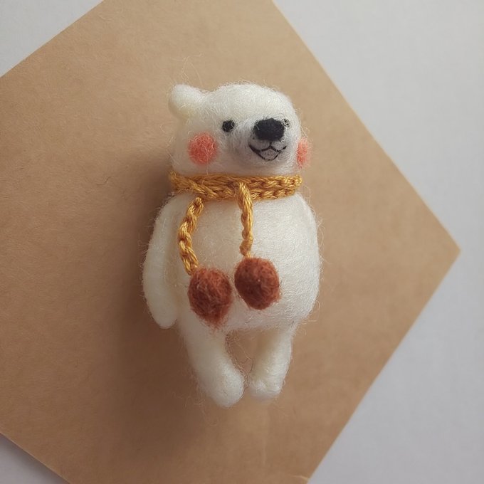 ブローチ 小さな白熊さんのフェルトブローチ(マフラー ) - chabo_to_eru | minne 国内最大級のハンドメイド・手作り通販サイト