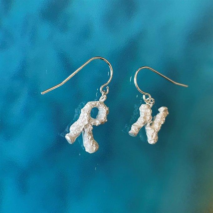 サンゴのような アルファベットのピアス A to J - Jewelry 'n' Roll