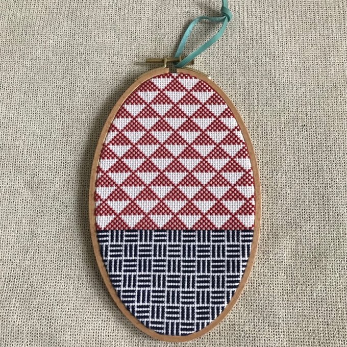 手刺繍壁飾り/鱗模様(厄除け)赤×紺 - 刺繍屋すずきち | minne 手刺繍壁飾り/鱗模様(厄除け)赤×紺 - 刺繍屋すずきち | minne