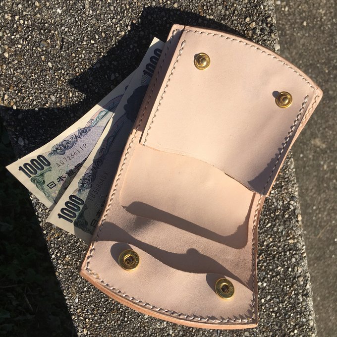 オルテガ柄のヌメ革コンパクトウォレット - Croissant Leather オルテガ柄のヌメ革コンパクトウォレット - Croissant Leather
