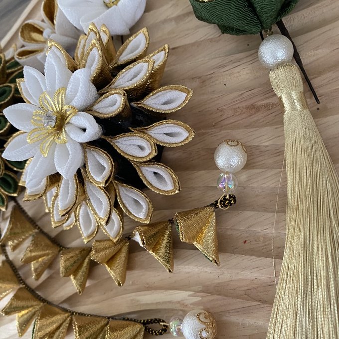 ♥️受注制作♥️つまみ細工 髪飾り 白 金 緑 成人式 ♥️受注制作♥️つまみ細工 髪飾り 白 金 緑 成人式