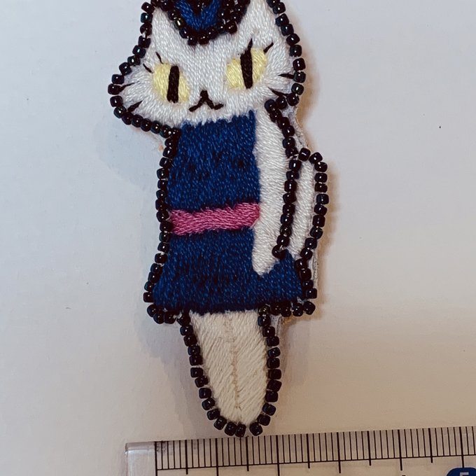 女性に人気! 刺繍ブローチ 青ワンピのおしゃれ猫ちゃん