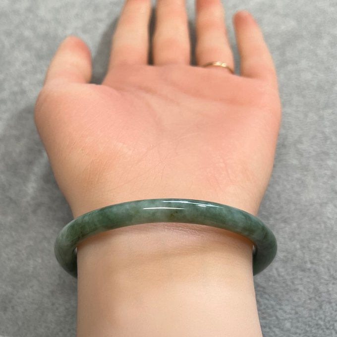 本翡翠バングル(内周17.9㎝) - HONG LAN'S GALLERY | minne 国内 本翡翠バングル(内周17.9㎝) - HONG LAN'S GALLERY | minne 国内