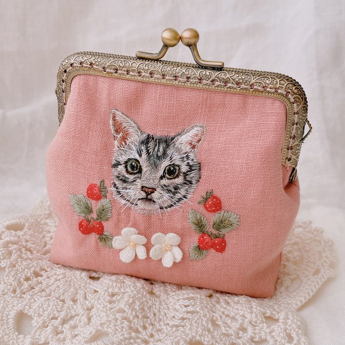 猫と苺の刺繍がま口ポーチ myon's embroidery minne 国内最大級のハンドメイド・手作り通販サイト