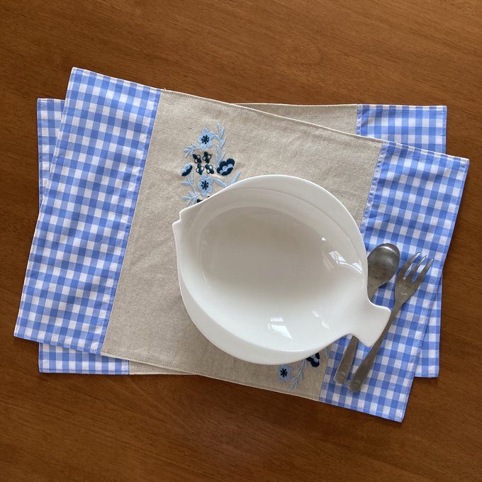 送料無料 2枚セット 白色のお花刺繍と水色のギンガムチェックの 送料無料 2枚セット 白色のお花刺繍と水色のギンガムチェックの