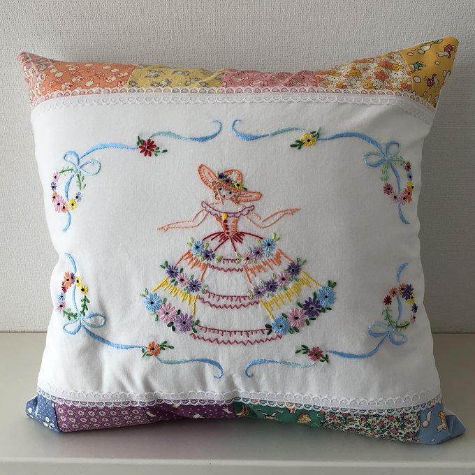 手刺繍クッションカバー フラワードレスの女の子 - flowermarch 手刺繍クッションカバー フラワードレスの女の子 - flowermarch