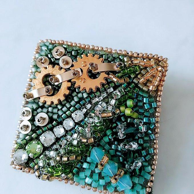 ビーズ刺繍 機械仕掛けのブローチ(緑) - Kana II'S GALLERY ビーズ刺繍 機械仕掛けのブローチ(緑) - Kana II'S GALLERY