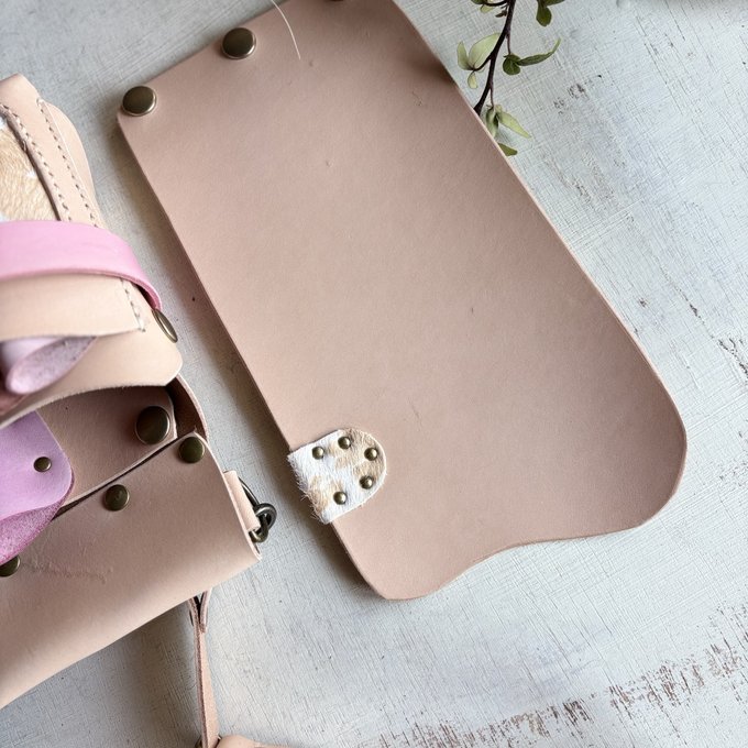 riccp様専用 ヌメ革ナチュラル、ハラコカウの蓋付き大容量シザーケース riccp様専用 ヌメ革ナチュラル、ハラコカウの蓋付き大容量シザーケース