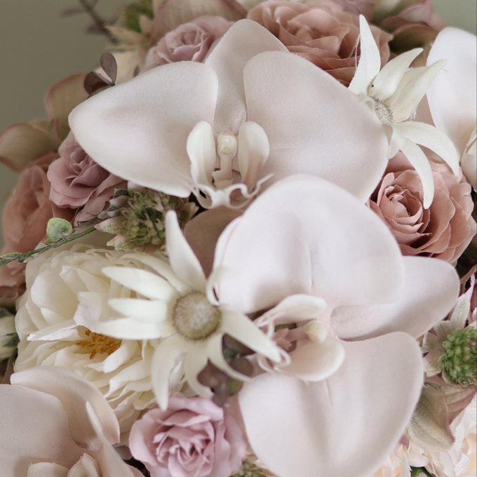 シックな胡蝶蘭のキャスケードブーケ ブートニア付き アーティ シックな胡蝶蘭のキャスケードブーケ ブートニア付き アーティ