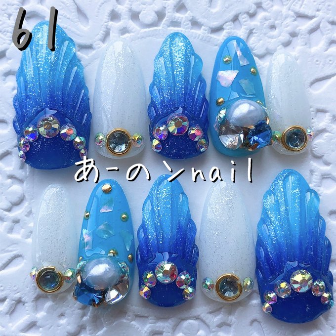 青と水色のグラデーションにキラキラのラメと人魚の鱗ネイル 青と水色のグラデーションにキラキラのラメと人魚の鱗ネイル