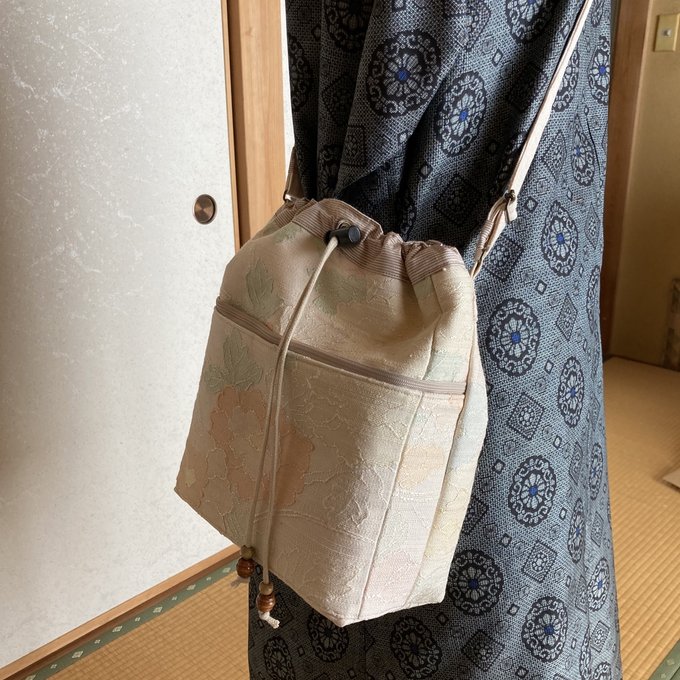 春色の紬帯リメイク ショルダーバッグ 巾着バッグ - HITOE'S 春色の紬帯リメイク ショルダーバッグ 巾着バッグ - HITOE'S