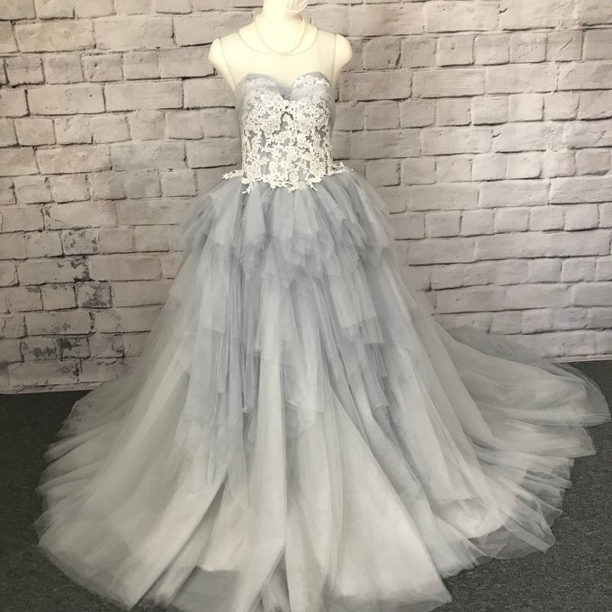薄いグレー、くるみボタンのウェディングドレス - Your dress 薄いグレー、くるみボタンのウェディングドレス - Your dress