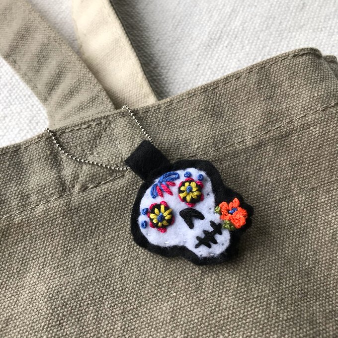 手刺繍バッグチャーム/キーホルダー (メキシコ風スカル柄 手刺繍バッグチャーム/キーホルダー (メキシコ風スカル柄