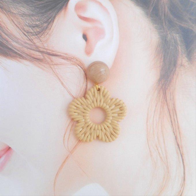 ラタン風フラワー×ピンクベージュマーブルカボションの大ぶり夏イヤリング/ピアス????(春・初夏・花・シンプル・上品・大人可愛い・涼しげ・レトロ・ナチュラル・ベージュ・クリア・揺れる ゆらゆら) Dabiko ラタン調ピアス(両耳)