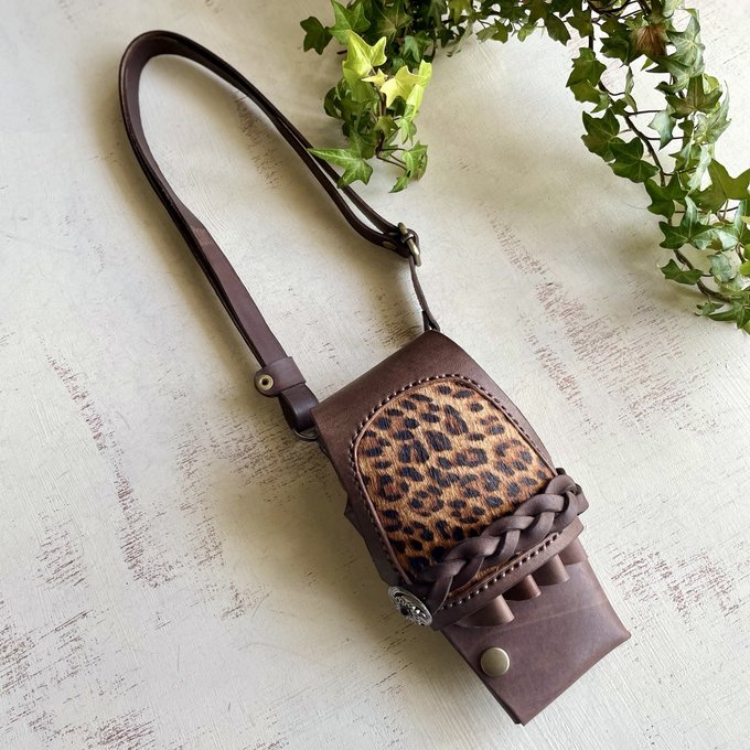 手染めダークブラウン、ハラコレオパードの蓋付きシザーケース 手染めダークブラウン、ハラコレオパードの蓋付きシザーケース