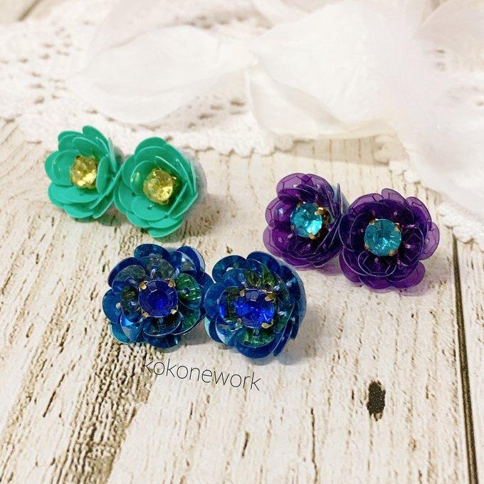 青と緑と紫のスパンコールのお花のピアス - kokonework・ここねわーく