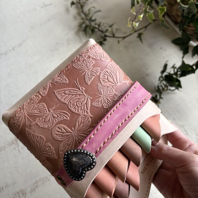 ヌメ革ナチュラル、蝶型押しピンクベージュの大容量シザーケース ヌメ革ナチュラル、蝶型押しピンクベージュの大容量シザーケース