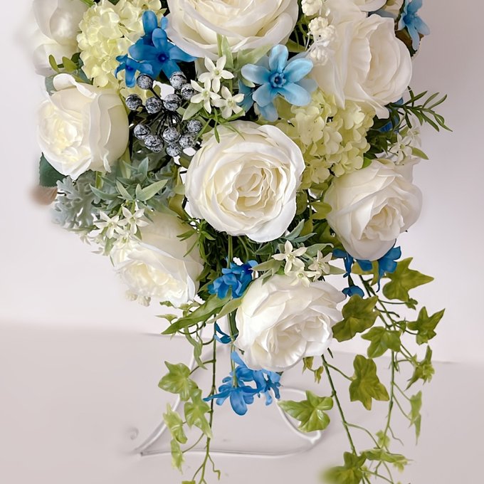 白バラとブルースターのキャスケードブーケ　ウェディングブーケ　結婚式　教会　海外ウェディング　前撮りフォトウェディング　爽やか系　 グリーンが流れるナチュラルブーケ　ブルーの小花が綺麗なブーケ