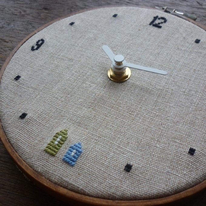 クロスステッチ刺繍時計 ふたつのおうち - Yummy Doughnuts クロスステッチ刺繍時計 ふたつのおうち - Yummy Doughnuts