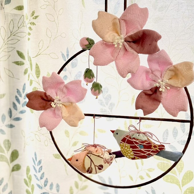 ちりめん細工・吊るし飾り台(桜) (現品限り】桜とうぐいすの ちりめん細工・吊るし飾り台(桜) (現品限り】桜とうぐいすの