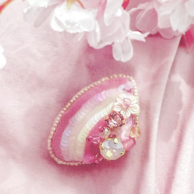 桜貝の立体刺繍ブローチ（シェル型ジュエリーbox 入り❣️）白蝶貝桜