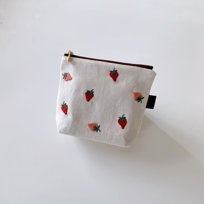 手刺繍】いちごの刺繍のファスナーポーチ【14cmファスナー】マチ 手刺繍】いちごの刺繍のファスナーポーチ【14cmファスナー】マチ
