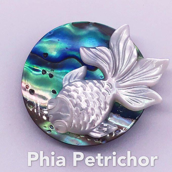 金魚 帯留め 白蝶貝 着物 鮑貝 貝彫る Phia Petrichor'S GALLERY minne  国内最大級のハンドメイド・手作り通販サイト