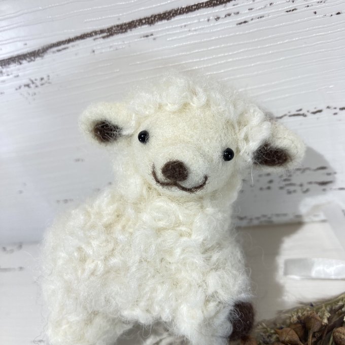 🌟送料無料🌟羊毛フェルト☆ふんわりひつじ 右向き さつきちゃん☆受注生産承ります☆ 朝だよ! minne 国内最大級のハンドメイド