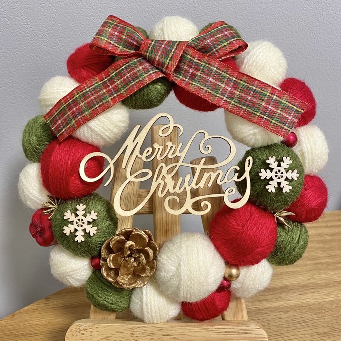 クリスマスリース 赤×緑×白 毛糸玉リース - Fluffy(フラフィー クリスマスリース 赤×緑×白 毛糸玉リース - Fluffy(フラフィー