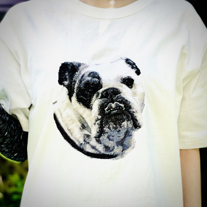 オーダーメイドの「うちの子達（犬や猫）」刺繍（グレイスケール）のTシャツ