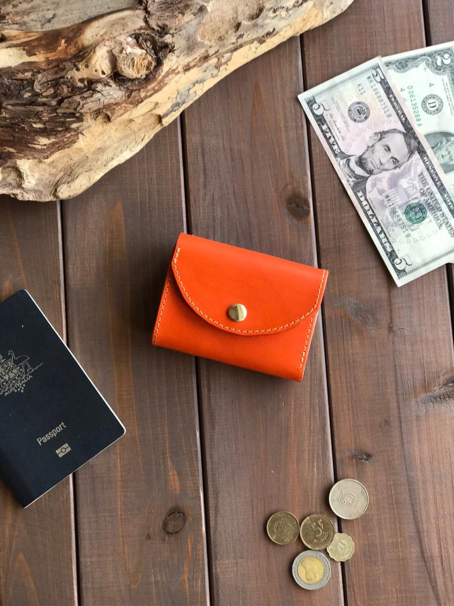 イタリアンレザーを使ったオレンジ色の三つ折り財布