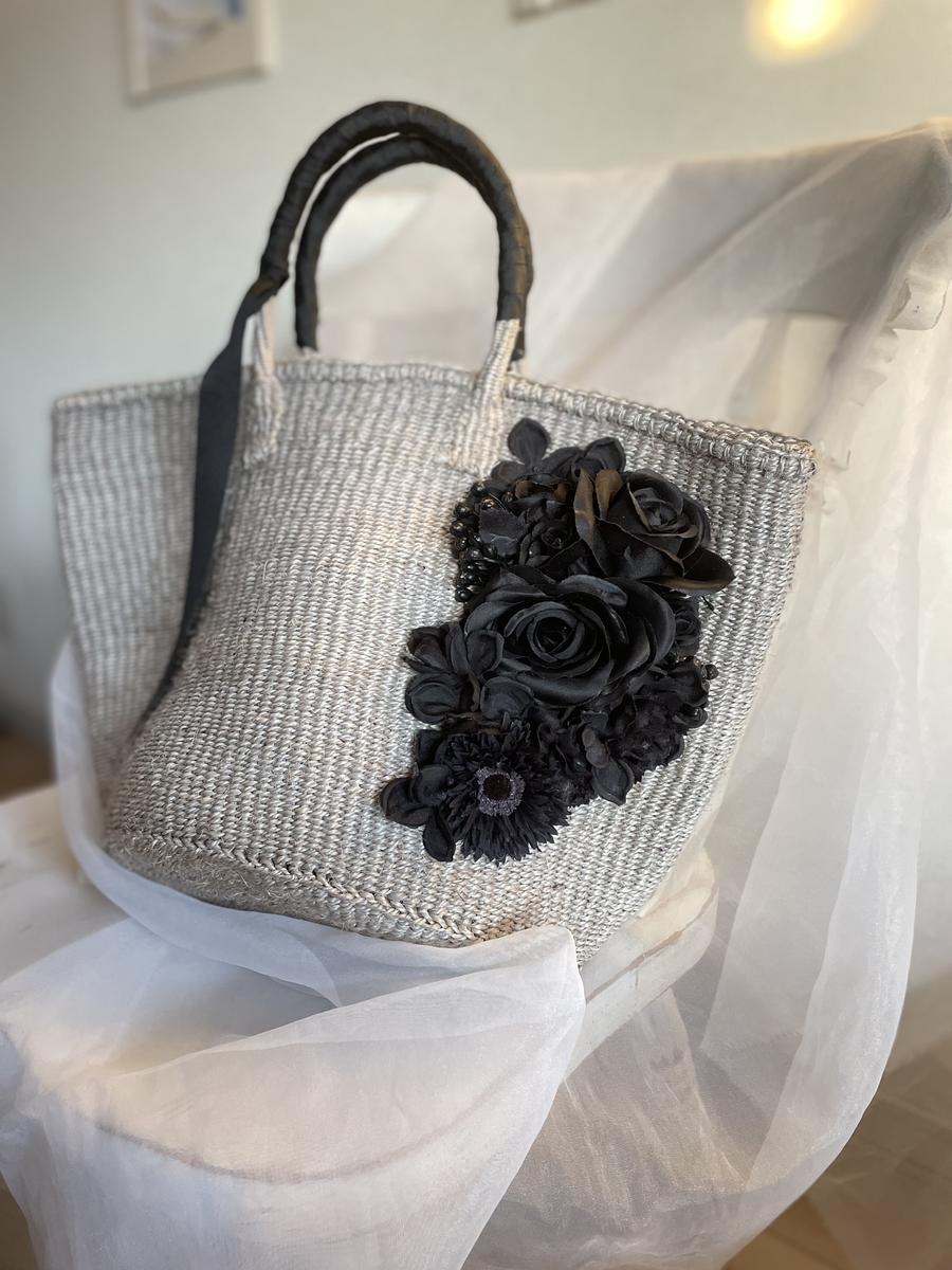 黒いお花のサイザルバッグ