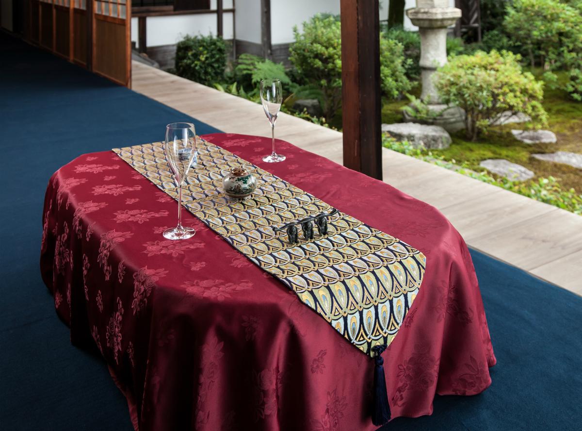 西陣金襴正絹 羽重紋様テーブルランナー 紺地