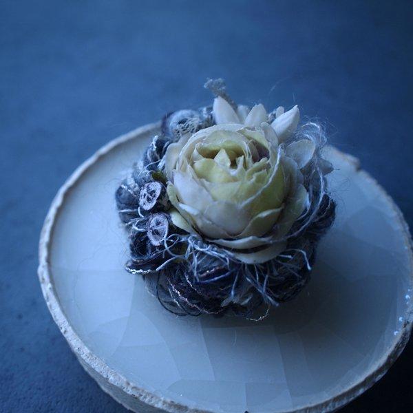 【一点物】コサージュ_bouquet brooch_鉄紺(＋白実)