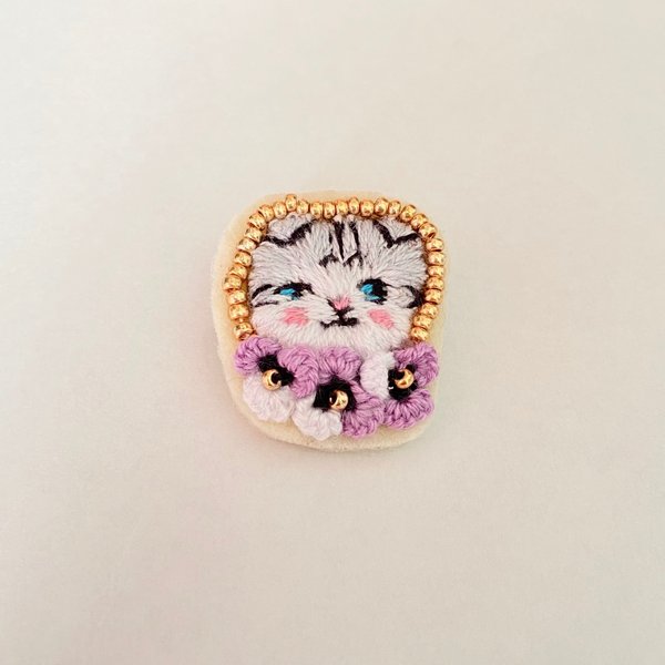 スコティッシュ・フォールド　猫とパンジーのブローチ　刺繍