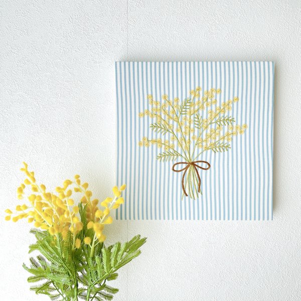 【送料無料】木製ファブリックパネル　ミモザブーケ刺繍　ブルーストライプ　23×23cm