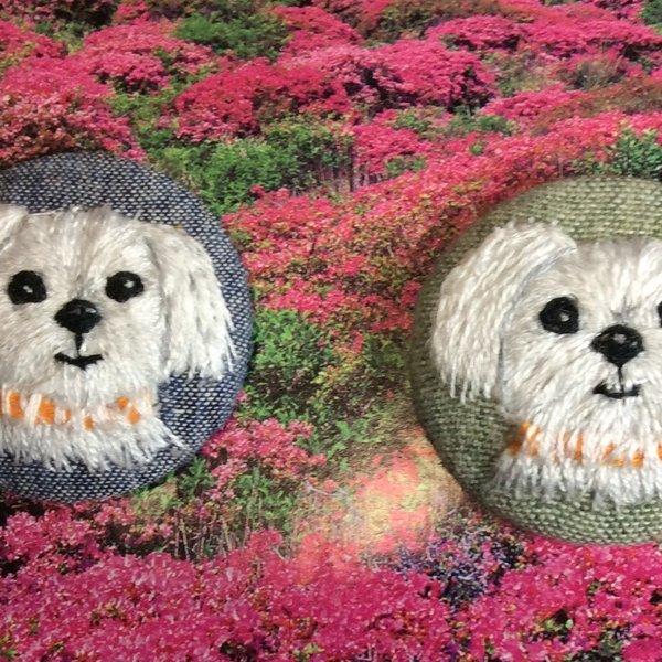 【お花畑の中で】…愛犬刺繍クルミボタンブローチ