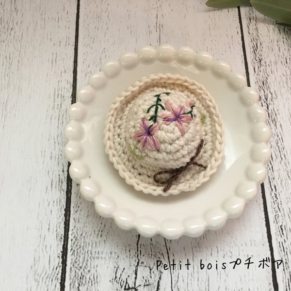 まあるい帽子の花刺繍ブローチ＊サクラソウ