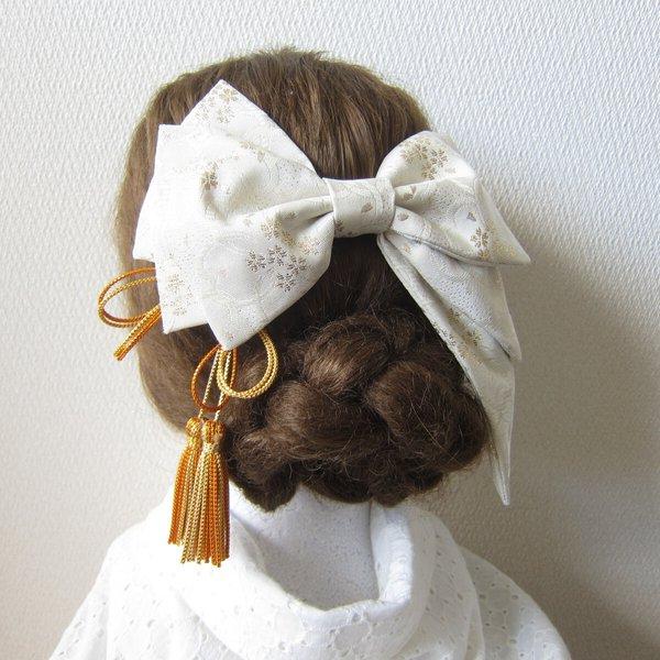 髪飾り　リボン✿金襴 アシンメトリー　白　ウエディング　成人式　卒業式　着物　袴　振袖　