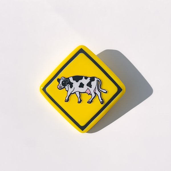 《牛横断注意》標識ブローチ