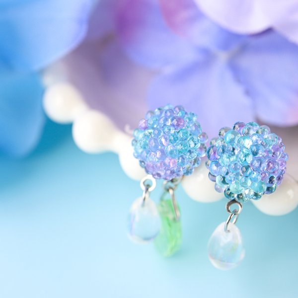 《アクアブルー》ガラスの紫陽花ピアス イヤリング 母の日 ギフト 梅雨 紫陽花 水色 ブルー あじさい ガラスフュージンング