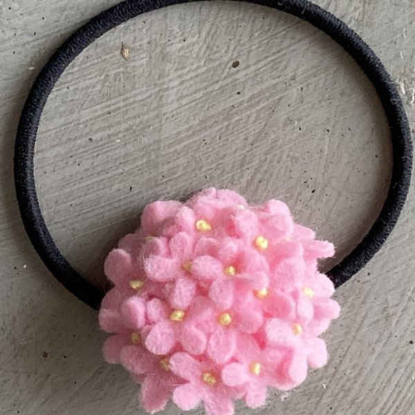 フェルトと刺繍糸のふっくらお花ヘアゴム・ピンク