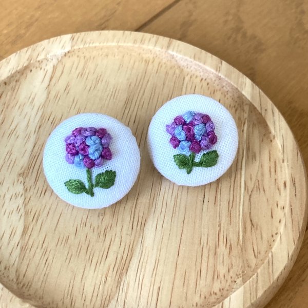 紫陽花刺繍のくるみボタンのピアス