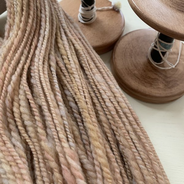 手つむぎ毛糸 ハンドスパン　メリノウール 手紡ぎ　ベージュ系　約110g #8107