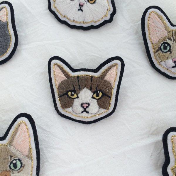 猫の手刺繍ブローチ #4ハチワレキジトラ