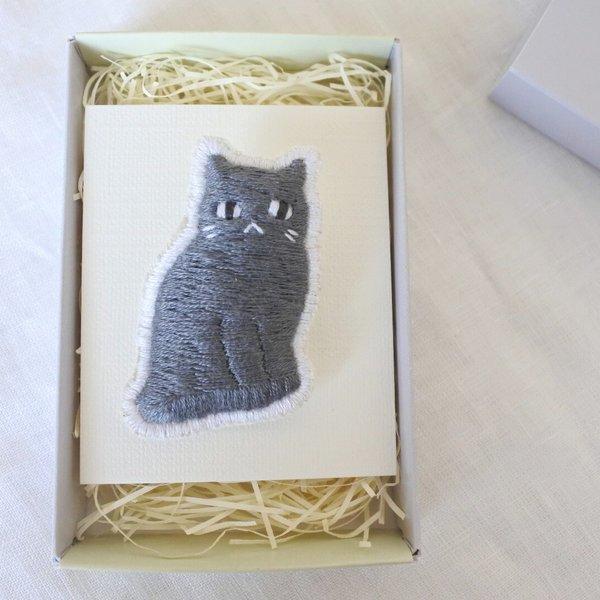 ごはんまちにゃんこ　猫　刺繍　ブローチ　ぐれーにゃん