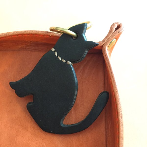 黒猫のレザーキーホルダー(刻印自由・ステッチあり)