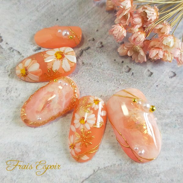 オレンジカラーのデイジーネイル （ ブライダルネイル ネイルチップ ブライダル 結婚式  春ネイル 桜 ）