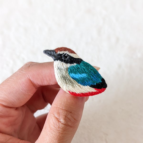 ヤイロチョウの刺繍ブローチ　鳥　動物モチーフ