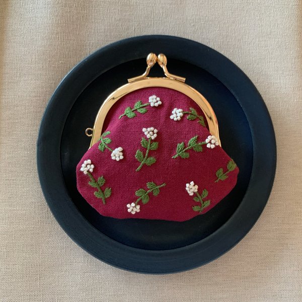 白い花刺繍×えんじのコットンリネン　ラウンド型がま口